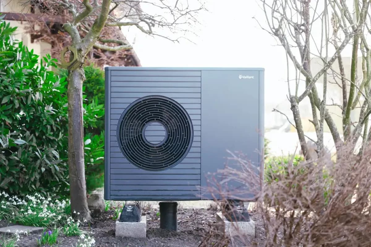 Wärmepumpe von Vaillant auf Sockeln zwischen Bäumen